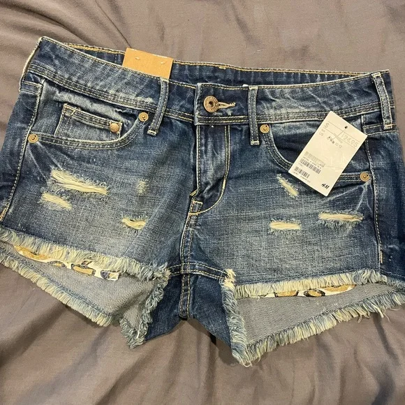 H&M women’s jean shorts. Glitter leopard print inside pocket detail. Size 4. NWT - Picture 2 of 7